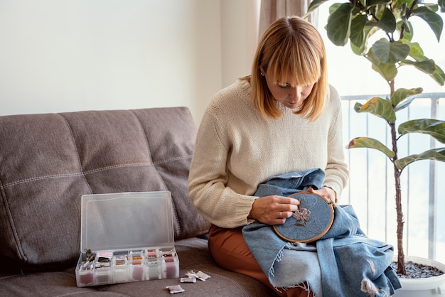Osoba pracująca nad haftem